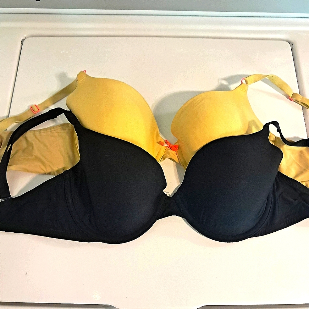 Victoria secret bras Set 2 32Dd 32DDD